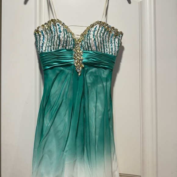 Above knee dress with beautiful flowy outer shear and embellished bodice. - Picture 4 of 5